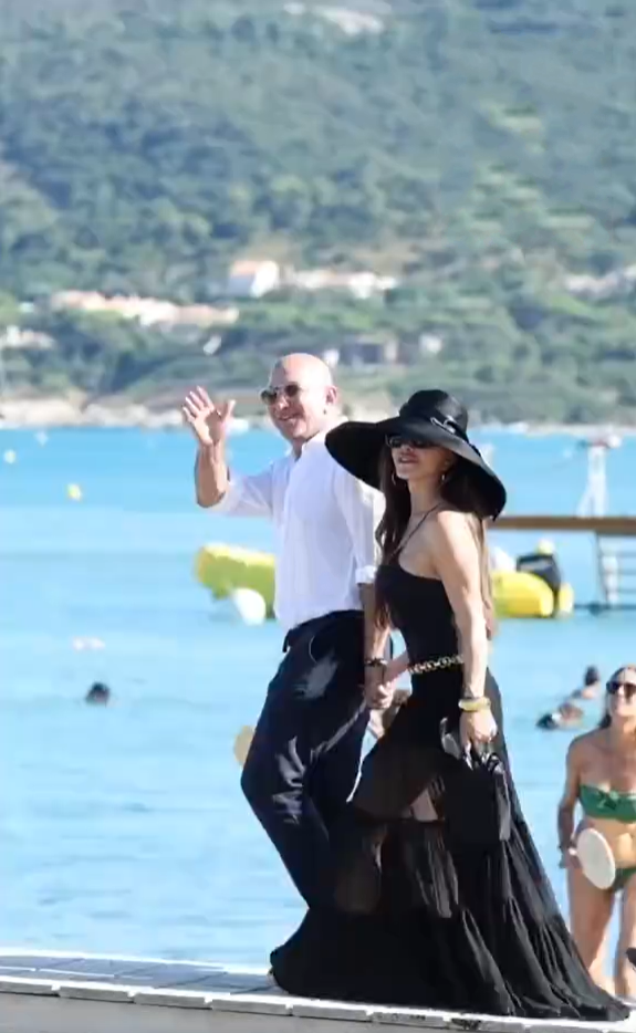 贝佐斯现身海滩,牵着太太的手与游客打招呼,56岁桑切斯有活力感