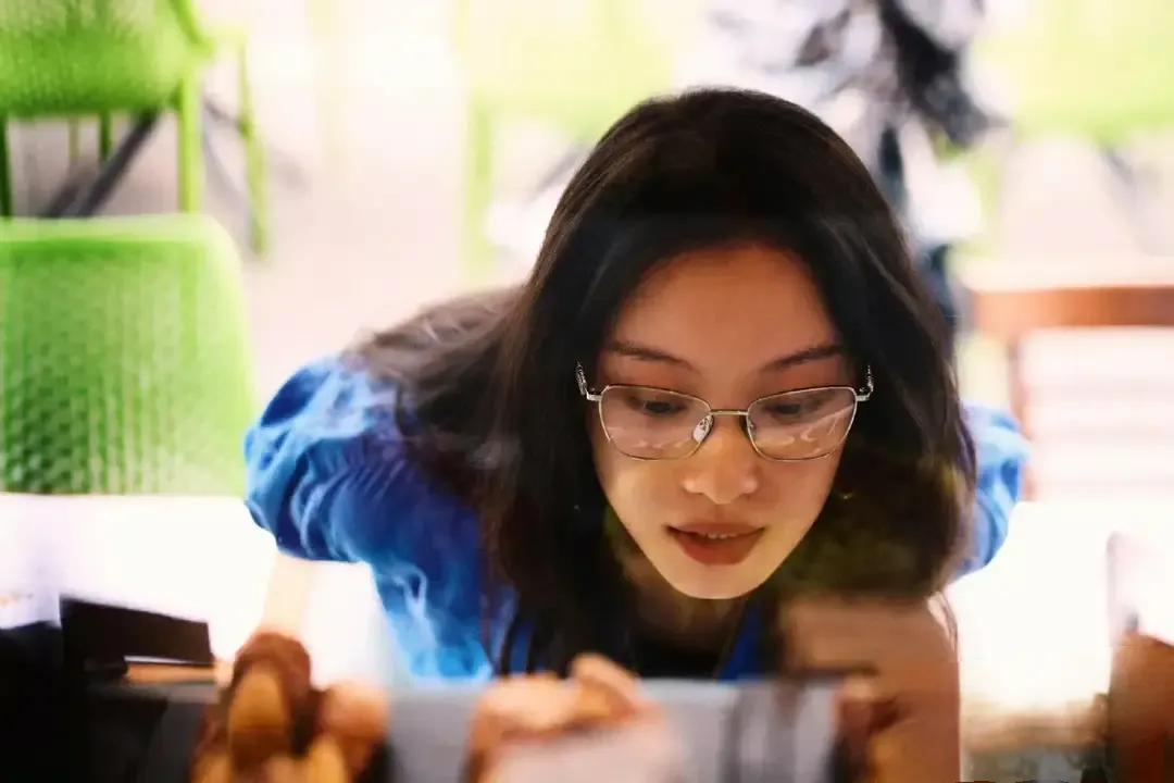 网友伦敦偶遇倪妮，蓝衬衫配自然卷长发，松弛氛围美出新高度