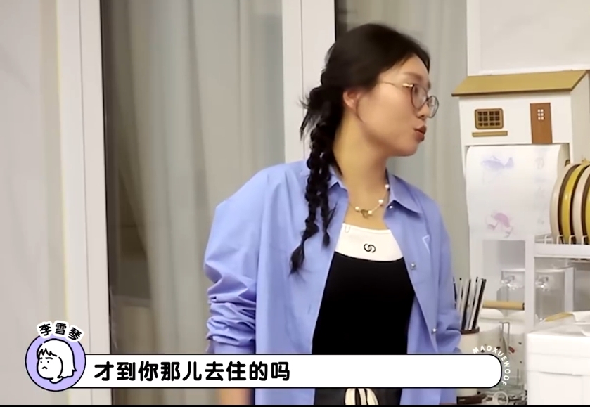 脱口秀杨笠被曝定居泰国清迈，和主持人戴军对门，有工作才回中国