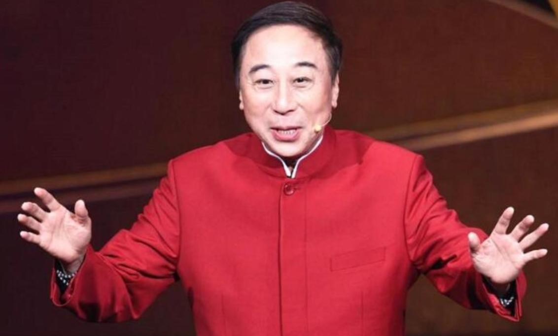 76岁牛群近况,打扮邋遢坐地铁,满头白发显老态,晚年生活很落寞