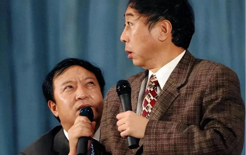 76岁牛群近况,打扮邋遢坐地铁,满头白发显老态,晚年生活很落寞