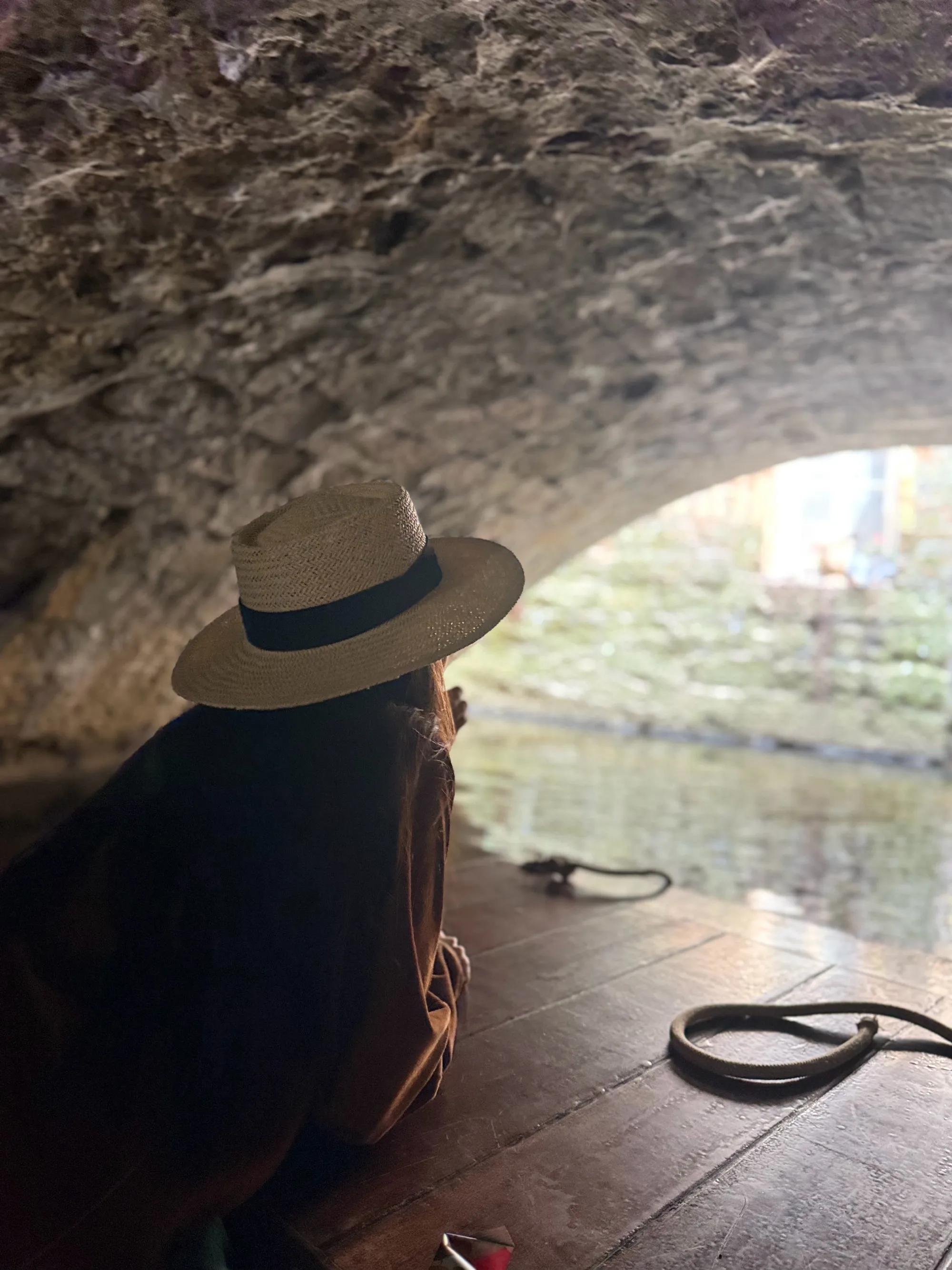 程潇晒游玩美照，以绿茵河岸为背景，风景好漂亮但人更漂亮呀！