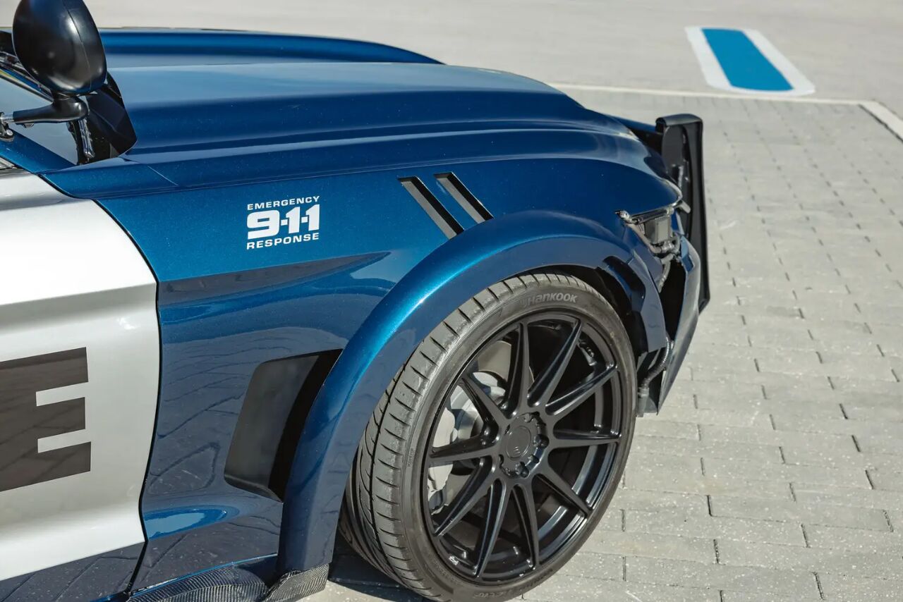 从银幕反派到收藏圣物，电影《变形金刚》里的福特野马霸天虎警车想要吗？