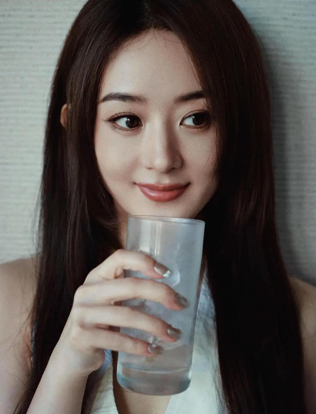 赵丽颖直播穿白色露背马甲，黑长直发型尽显优雅气质