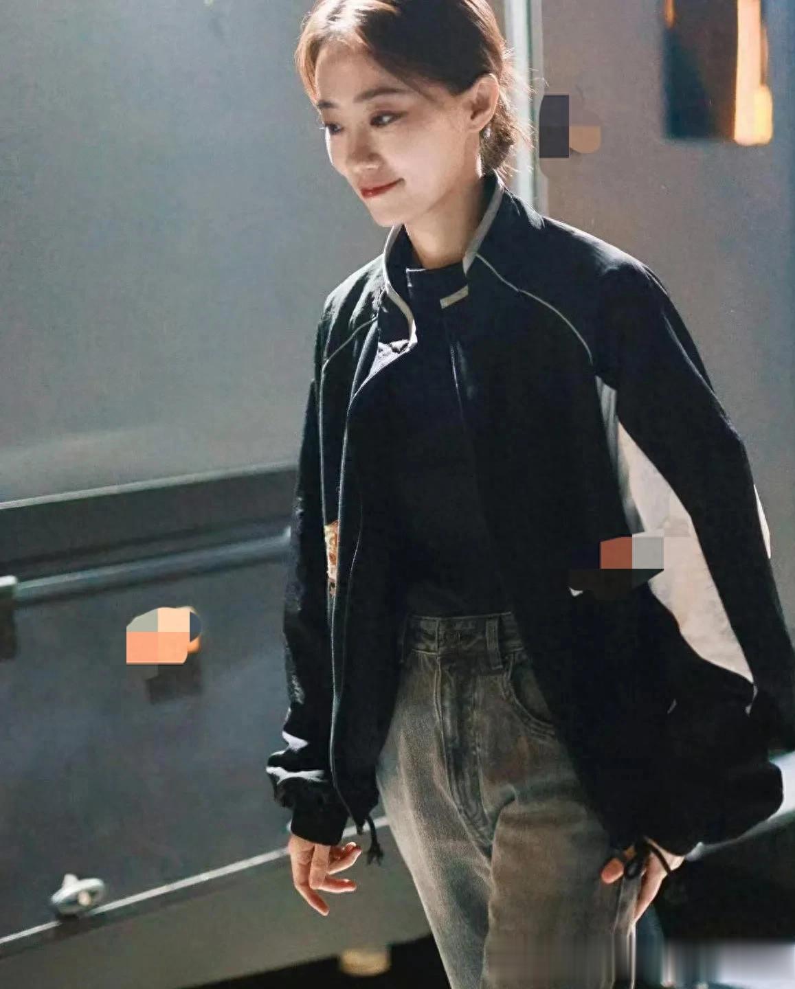 张小斐越来越会穿！夹克外套+牛仔裤，时髦又减龄！