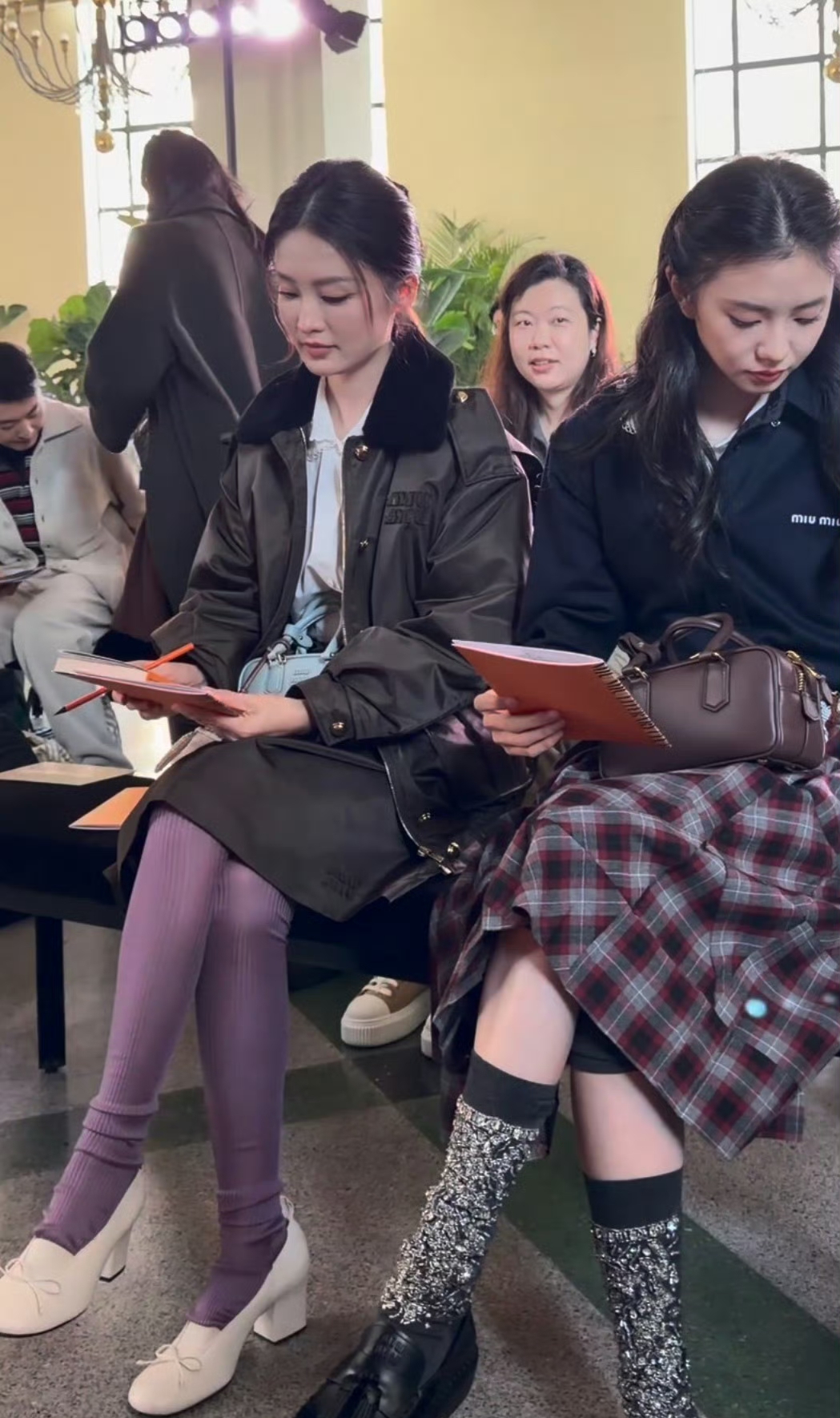 李沁出席活动好美，是自带清冷书卷气的甜酷学姐，紫色丝袜抢镜！