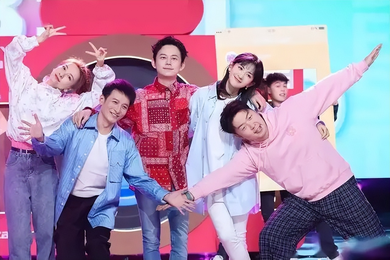 她在躲避他在强攻！你俩这么明目张胆沈梦辰知道吗？