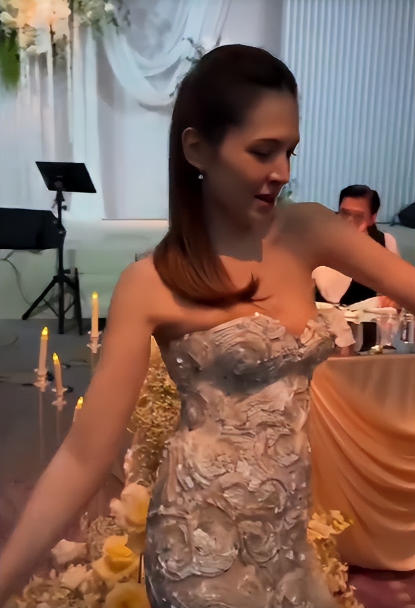 李靓蕾现身好友婚礼!四处搭讪大嘴吓人,深V开到腰抢尽新娘风头