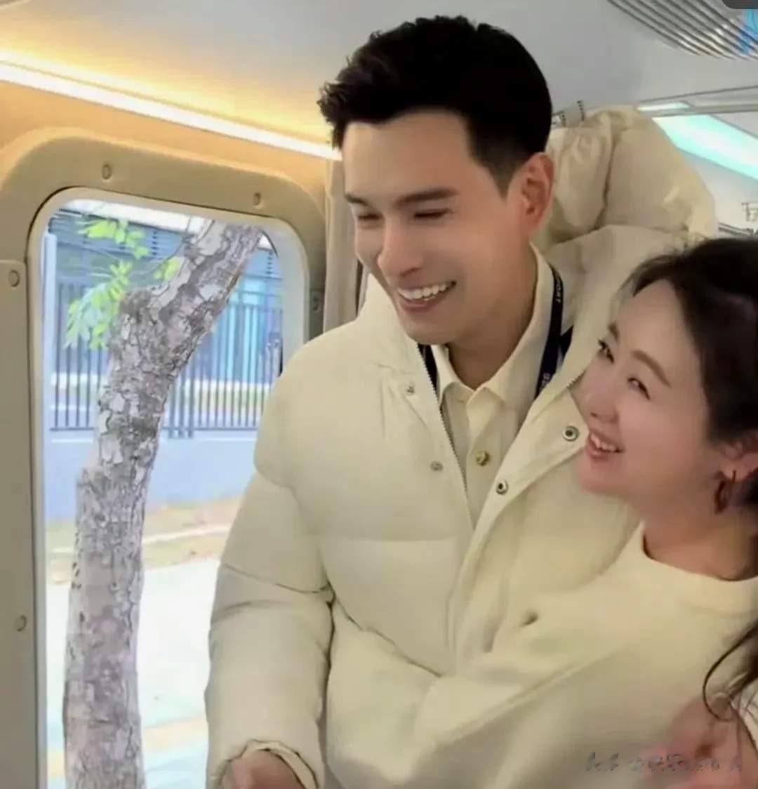 经超小李琳牵手出街，年龄差距明显但很甜，帅弟弟的婚姻更幸福