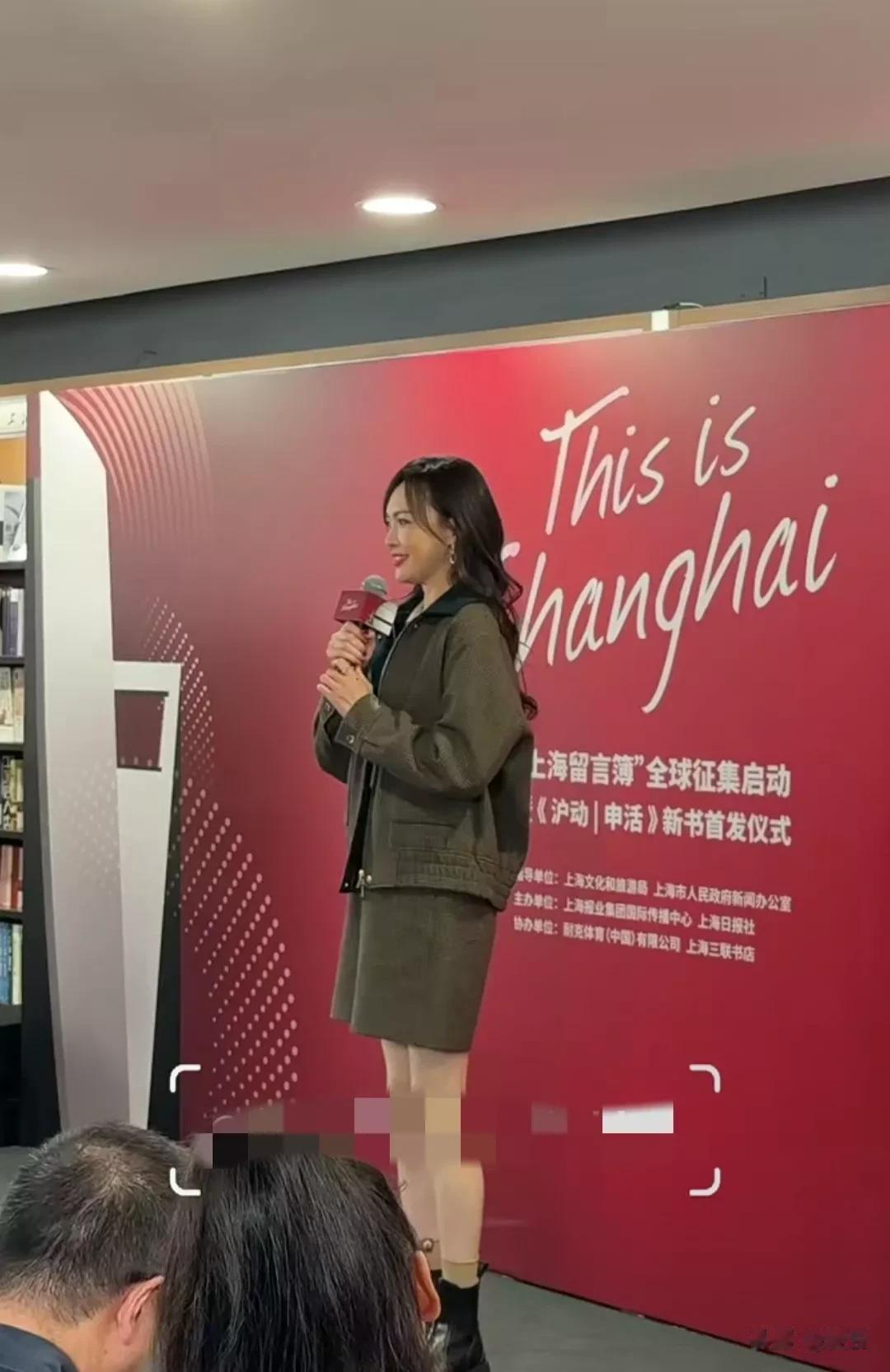 唐嫣出席上海书城活动,打扮低调又随和,43岁状态依旧少女感十足