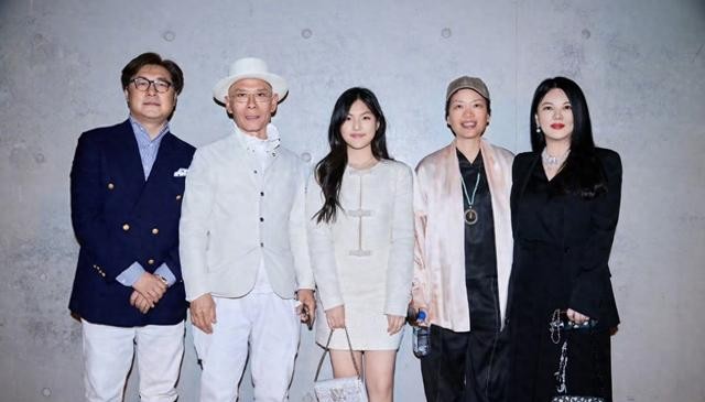 王诗龄回国后在宴会上惊艳到大家！真成财阀千金了，骨子里的优雅