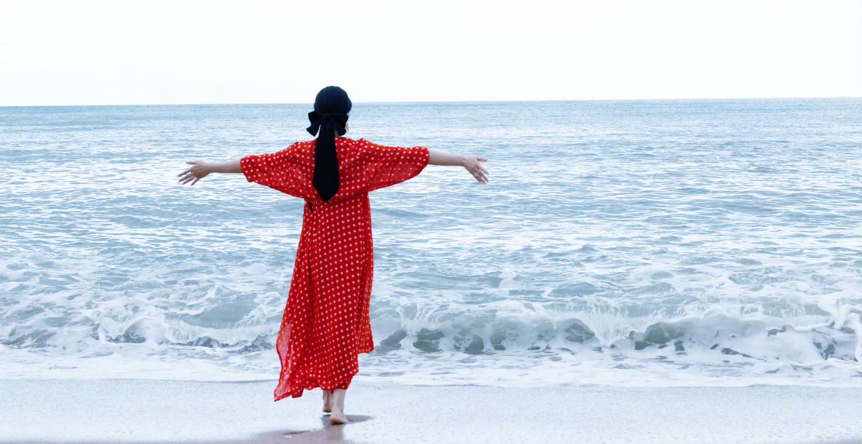 刘涛晒海边美照,一席红色长裙好阳光明媚呀,47岁依旧活力四射!