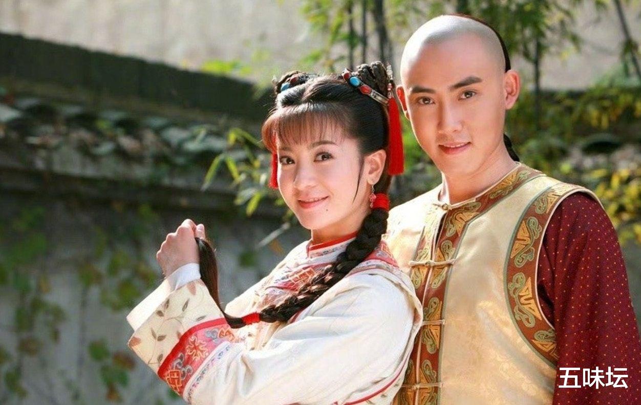 女星李晟录制节目时岔腿坐姿引讨论,医生称放松姿态有益健康