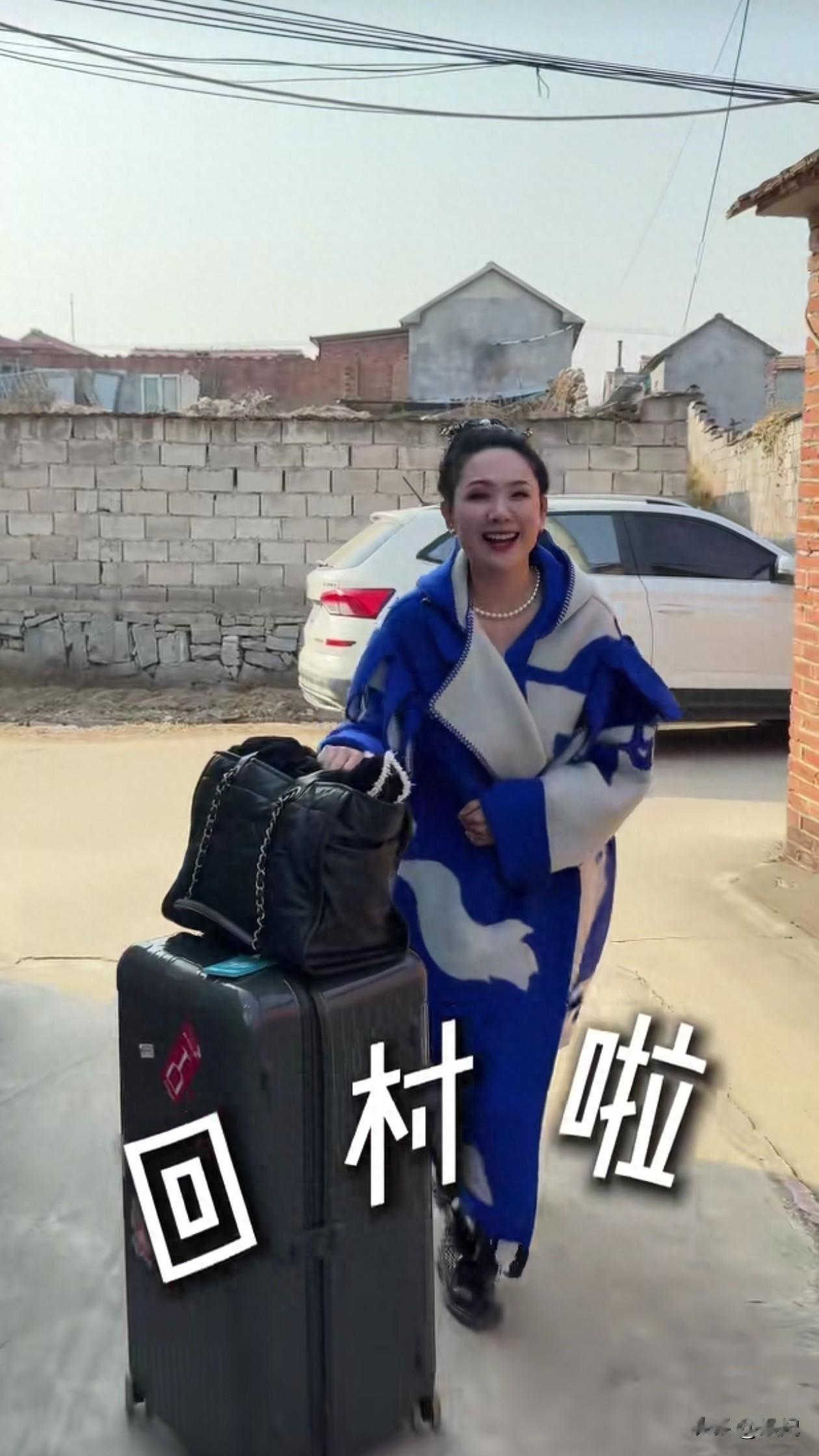 48岁程莉莎分享回村日常！大衣+半身裙，美得像28，干活好接地气