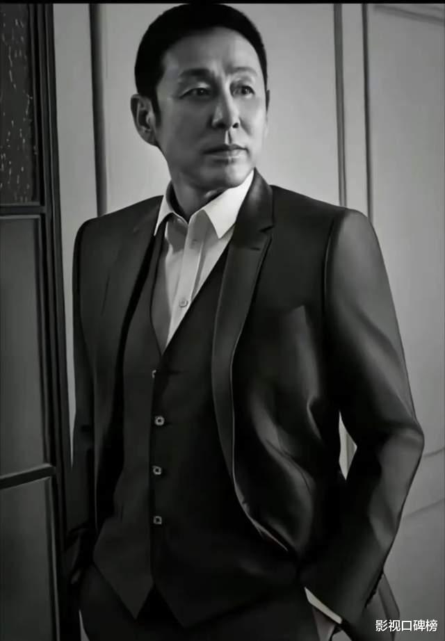 70岁陈道明近照曝光,头发居然全白了,断崖式衰老简直判若两人