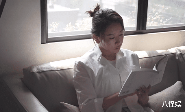 42岁毛俊杰离婚后定居上海住大别墅,晒居家生活,插花看书好享受