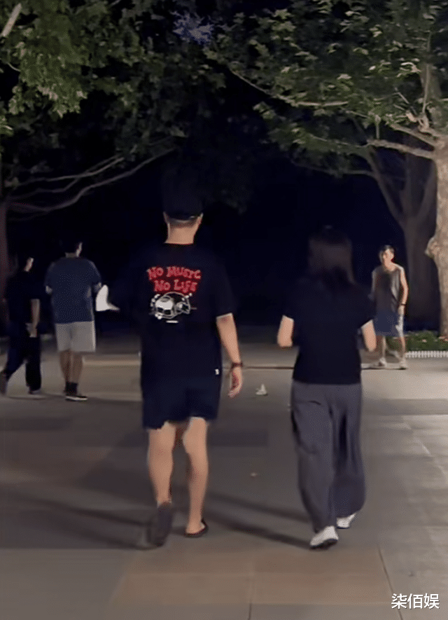 马頔和李纯牵手逛公园,180高个看着也不胖腿好细,真不算高攀