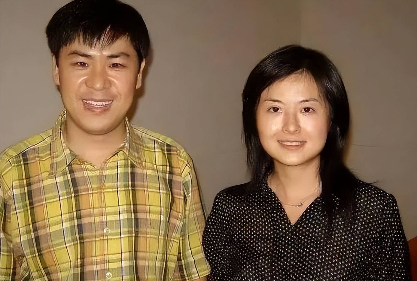 和李铁相守26年，离开央视后财富自由，定居上海，满头白发也坦然