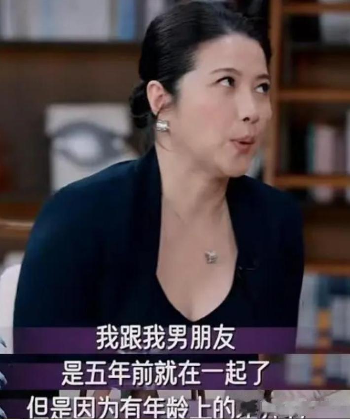 52岁颜丙燕“阿姨恋”没多久，逛街竟被认成母子，男友做法不错