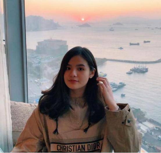 TVB星二代当父亲面，狂摸肌肉男