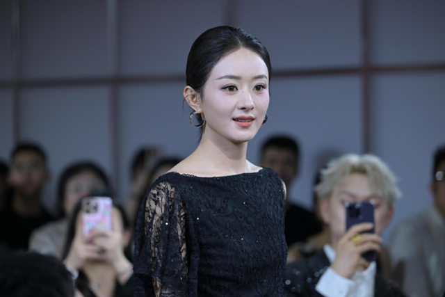 赵丽颖新代言卖爆!被吹和奥黛丽并列,却被质疑生图显土还捡漏