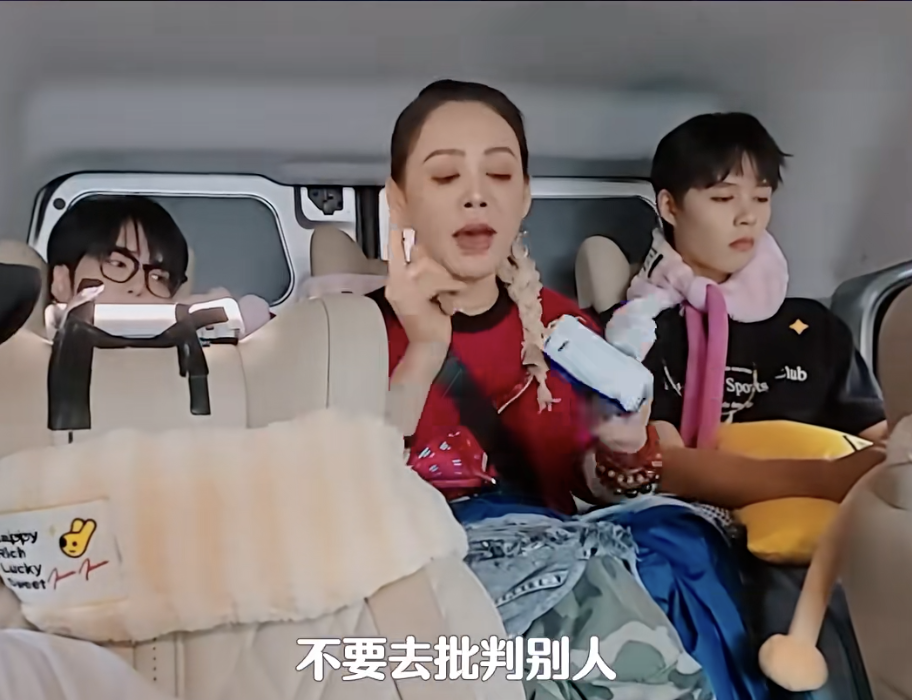 被5位妈妈辈女星惊艳：白发不染，衣不装嫩，秒了内娱一堆医美脸