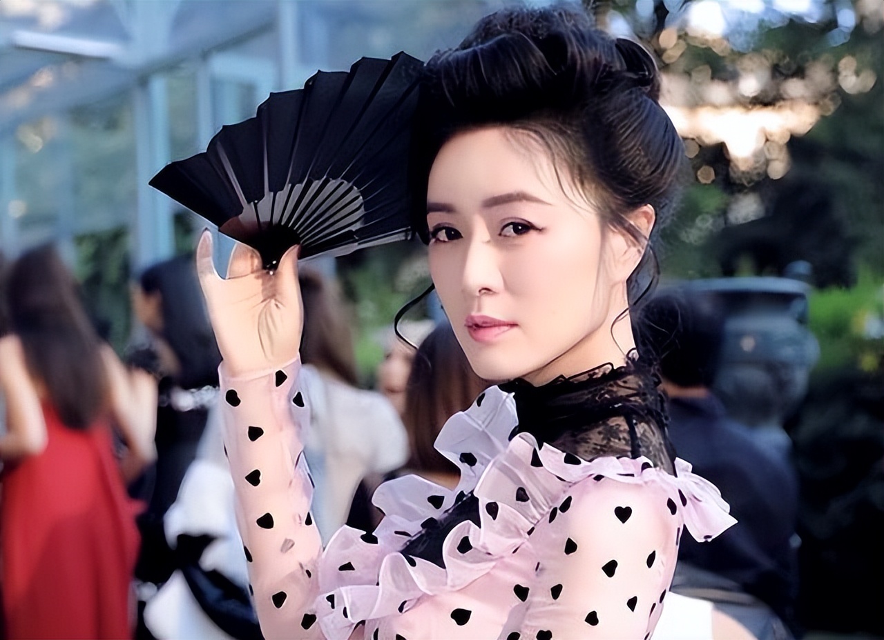 曾是陆毅前女友，丈夫狱中离世留下130亿遗产，她却选择重新拍戏