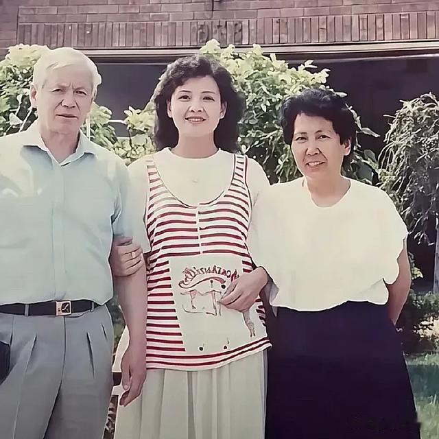 刚刚去查了一下张兰，一查真是惊掉了下巴！