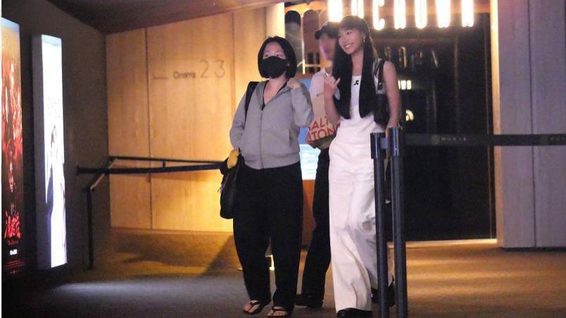 小S带二女儿及一男子看电影，疑17岁lily恋情曝光，三人相谈甚欢