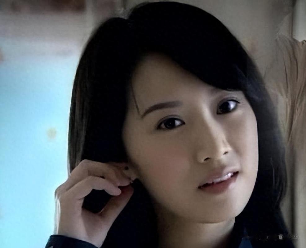 40岁李念近况曝光,和富商老公定居美国,住千平豪宅却不请保姆