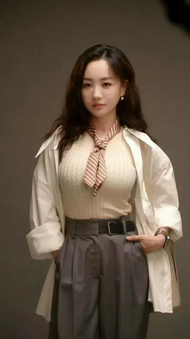 43岁的杨蓉身材管理很到位，身高不够身材来凑，是你的理想型吗？