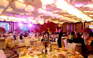 好闺蜜怂恿新娘在婚礼现场要8万8改口费，不给就取消婚礼，亲朋好言相劝，不料新娘却站在闺蜜这边