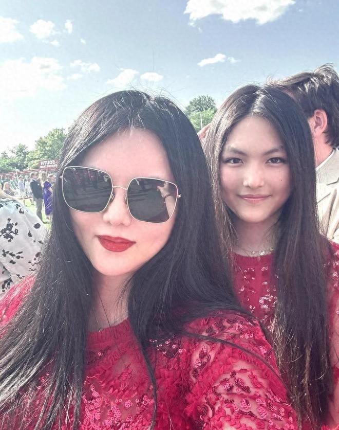 王诗龄被曝还有个哥哥，知情人曝更多细节，疑李湘和儿子合影被扒