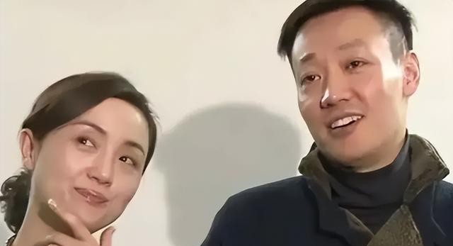 在妻子朱媛媛离世后，51岁的辛柏青却因为两个动作，再次口碑暴涨