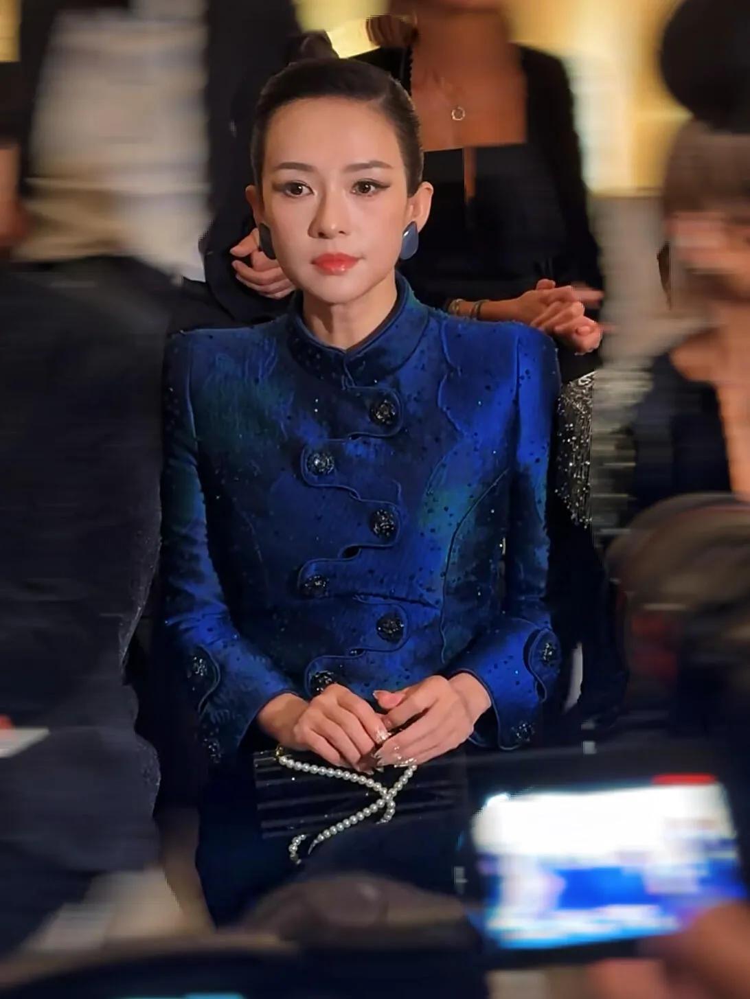 章子怡重返米兰时装周,一身蓝色阿玛尼很贵气,和胡歌坐一起养眼