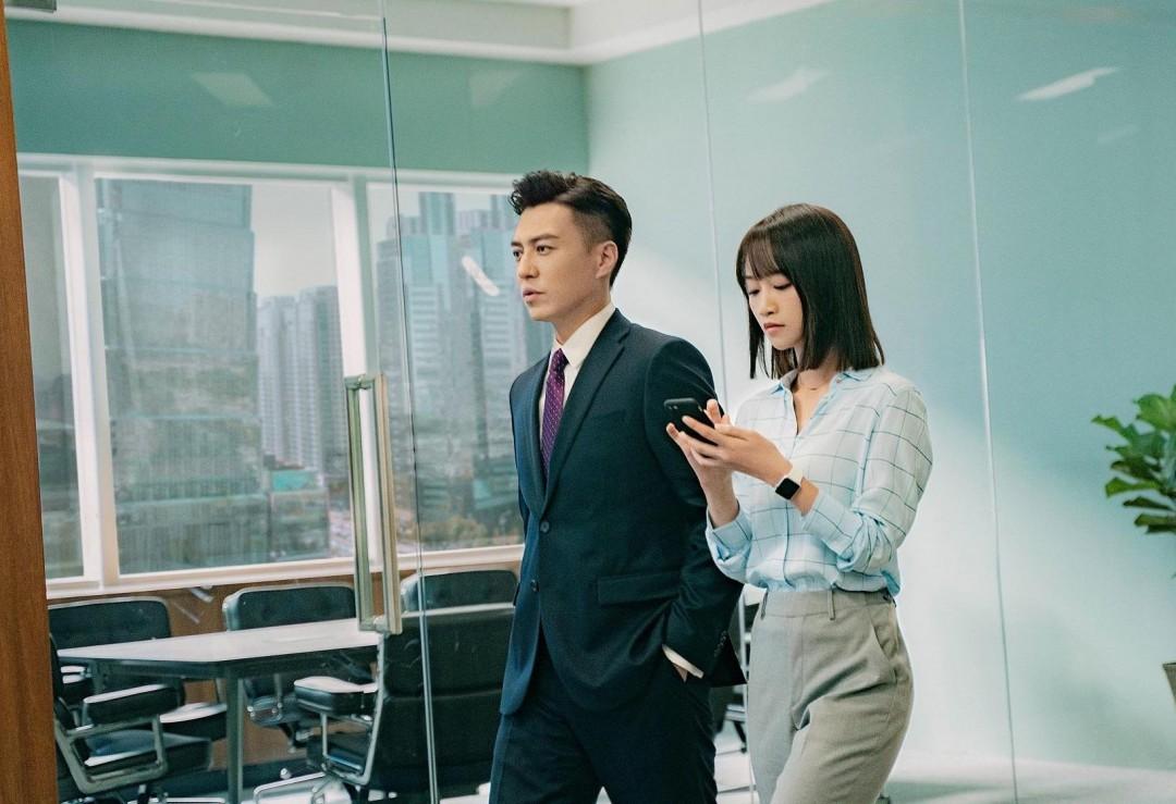 人民日报对靳东的称呼变了，七字之差释放强烈信号，陈道明说对了