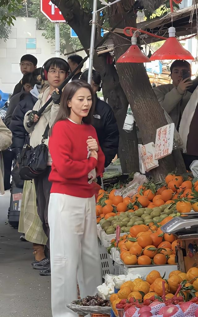46岁高圆圆现身成都街头拍摄节目，红色毛衣搭配白色裤子造型封神