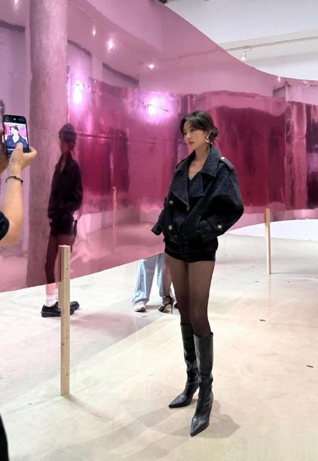 孙千，黑色氛围风格穿搭，个性时尚满满