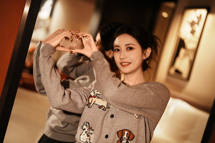 演员陈钰琪今日份居家写真，惬意自然