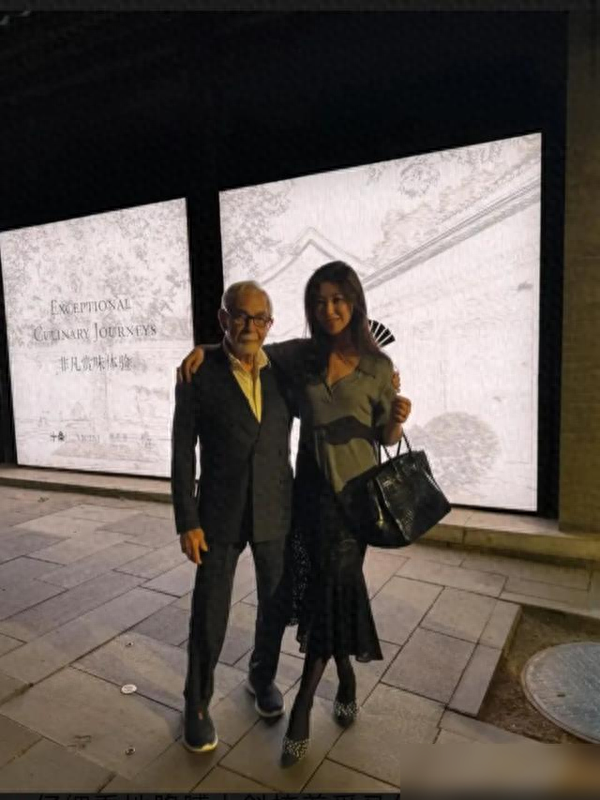 朱珠遛娃背35万爱马仕上热搜:顶流育儿,该被围观还是被尊重?