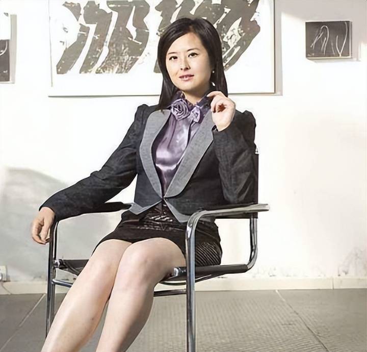 和李铁相守26年，离开央视后财富自由，定居上海，满头白发也坦然