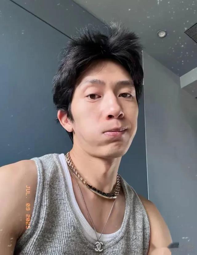 井柏然家中自拍，无意暴露身后背景墙，网友：刘雯能受得了吗？