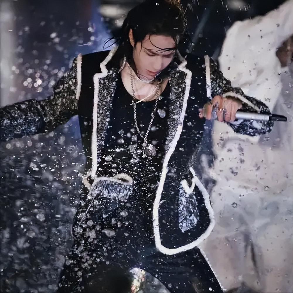 顶流隐婚生子风波仅2天，王一博自曝婚姻观，给年轻男星提了个醒