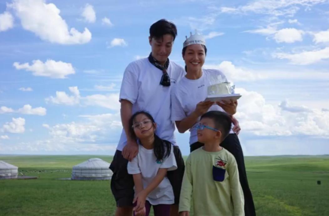 朱丹新年第一天晒全家福!素颜脸上超多雀斑,儿女长相普通很乖巧