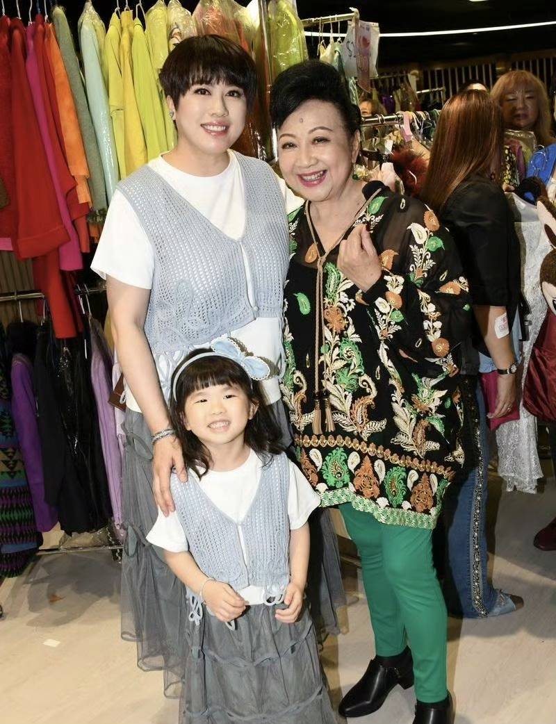 知名港星带女儿亮相！