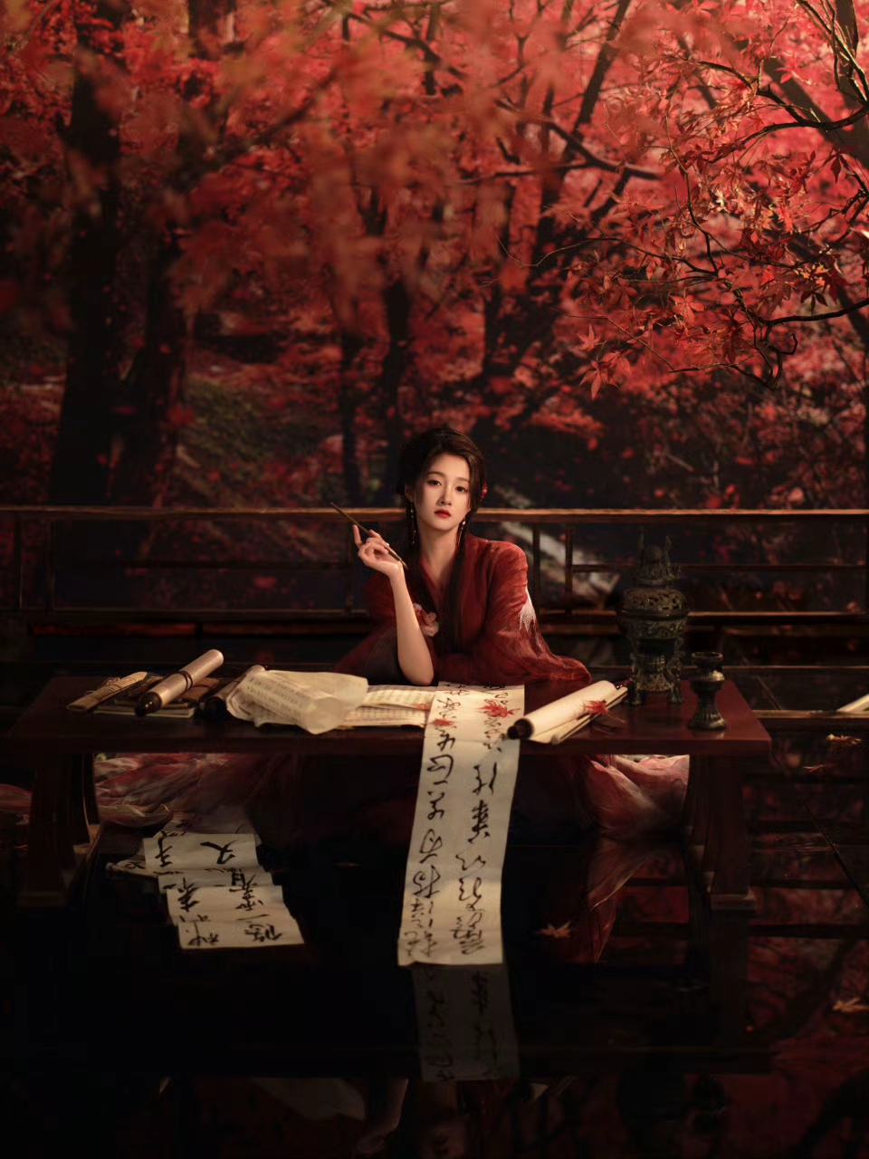 关晓彤造型越来越好看！一袭红衣，惊鸿一瞥的明艳撞入人心的惊艳