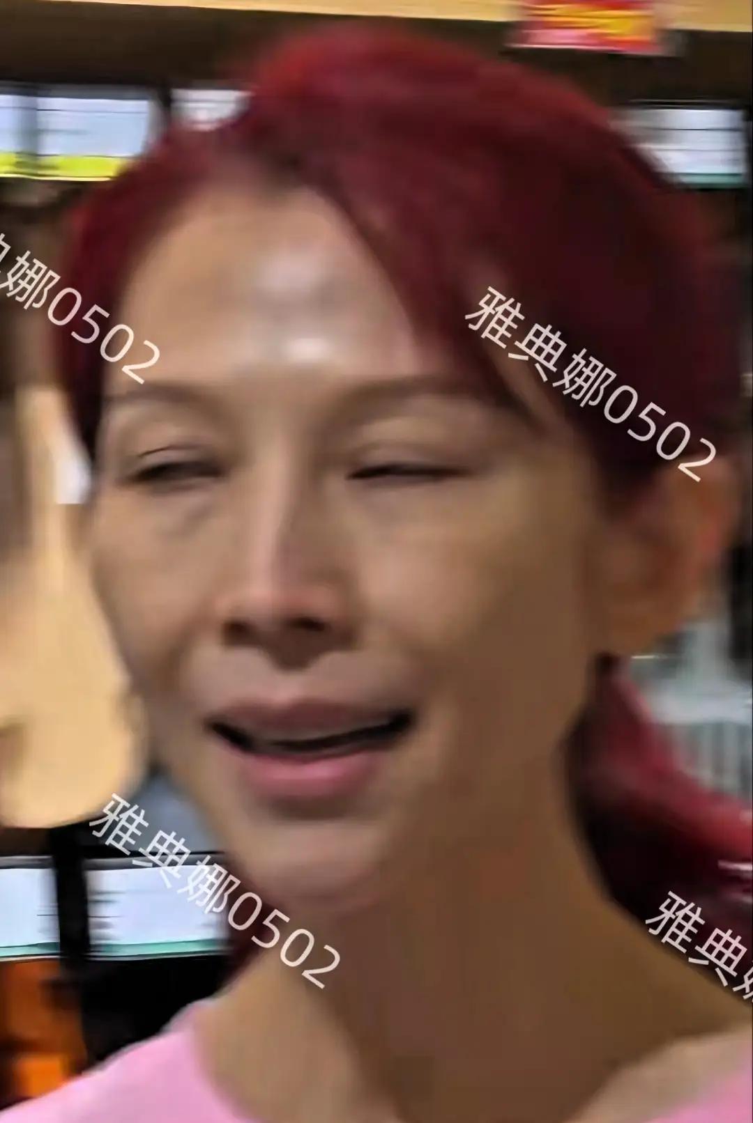 香港中环偶遇蔡少芬，她个子高气质好人超nice，就是太瘦了不年轻