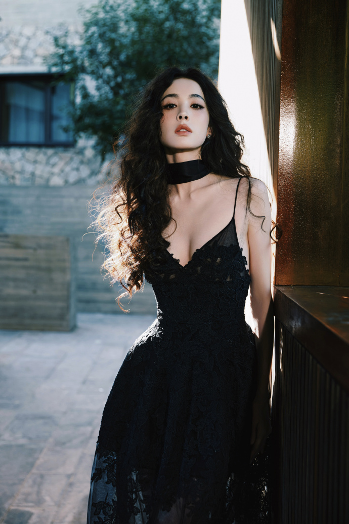 古力娜扎晒与欧阳娜娜合照，十年过去娜比成熟了，娜扎依旧绝美