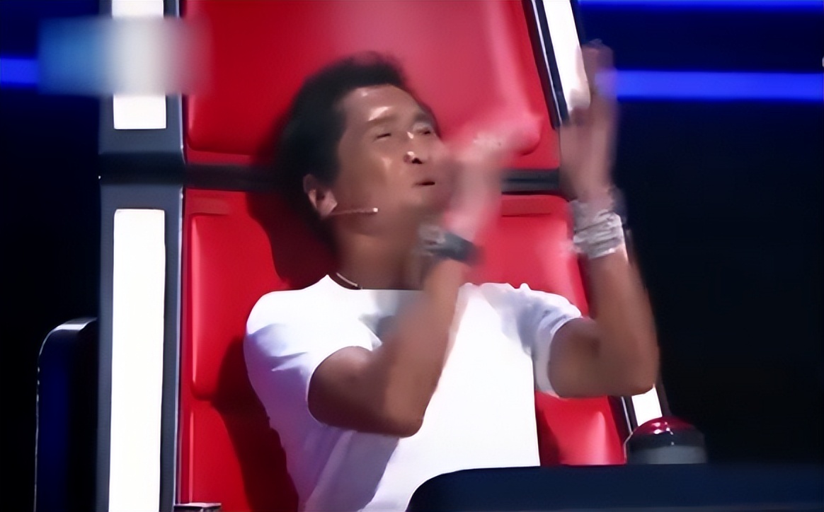 新华社45字评周深春晚表现，不提歌技却一针见血，戳中年歌迷心坎