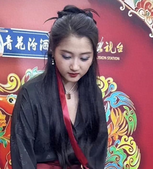 关晓彤穿马面裙录北京春晚,身材脸肿再引热议